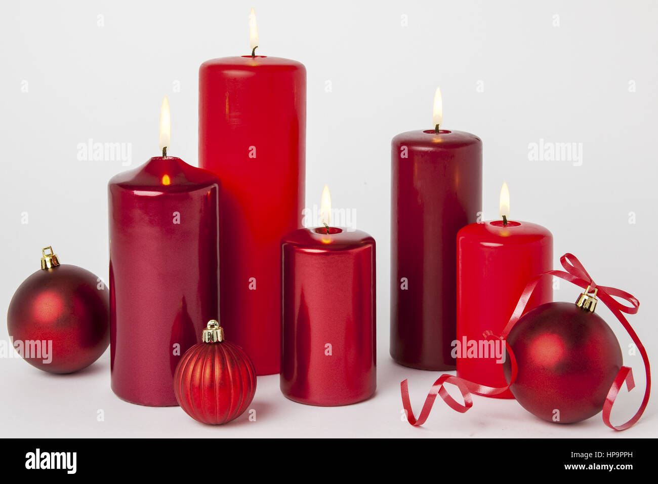 Arrangement aus roten Kerzen und Kugeln Stock Photo