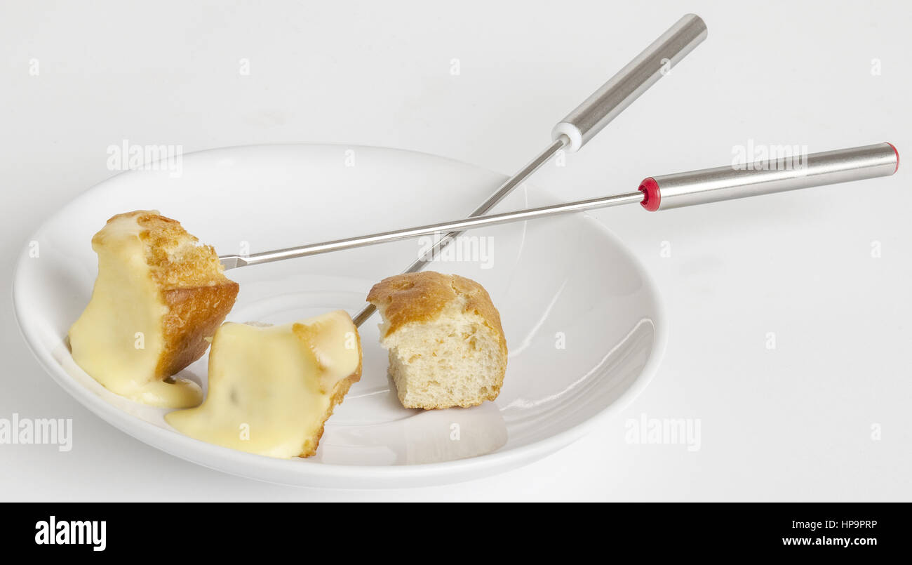Kaese-Fondue, Spiesse mit Brot und geschmolzenem Kaese Stock Photo - Alamy