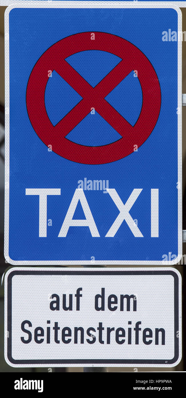 Taxi-Schild Auf Dem Auto Mit Kopierplatz Mit Bügelampe Stockbild