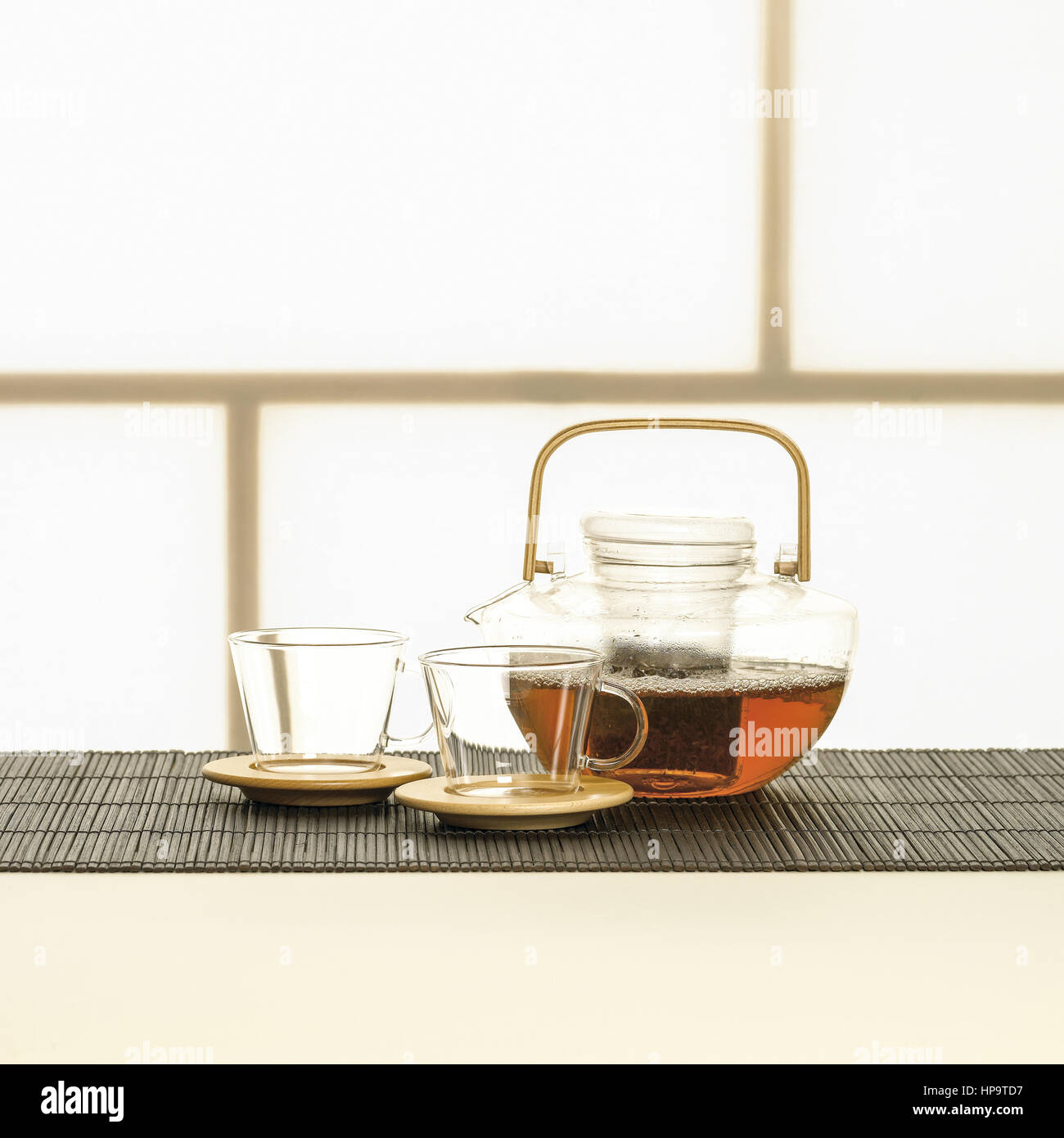 Teekanne und Tassen aus Glas Stock Photo