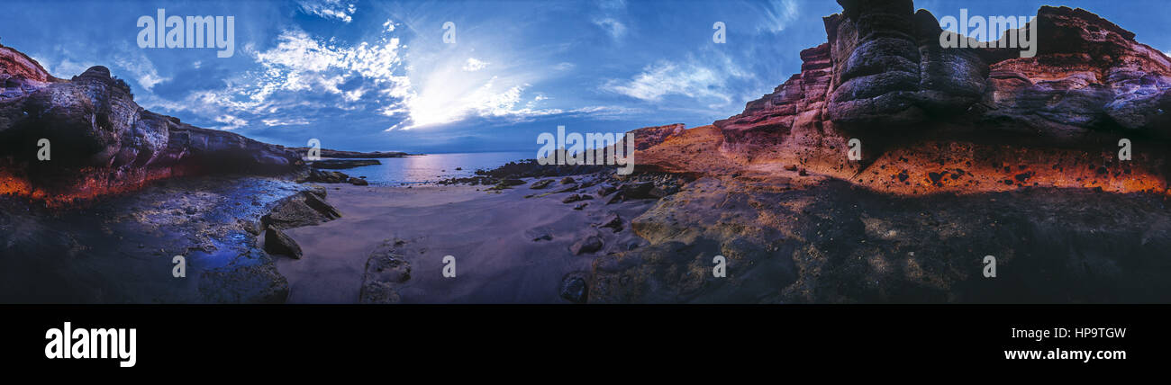 Sand und Felsen an Kueste, Abendstimmung, Panoramaaufnahme Stock Photo