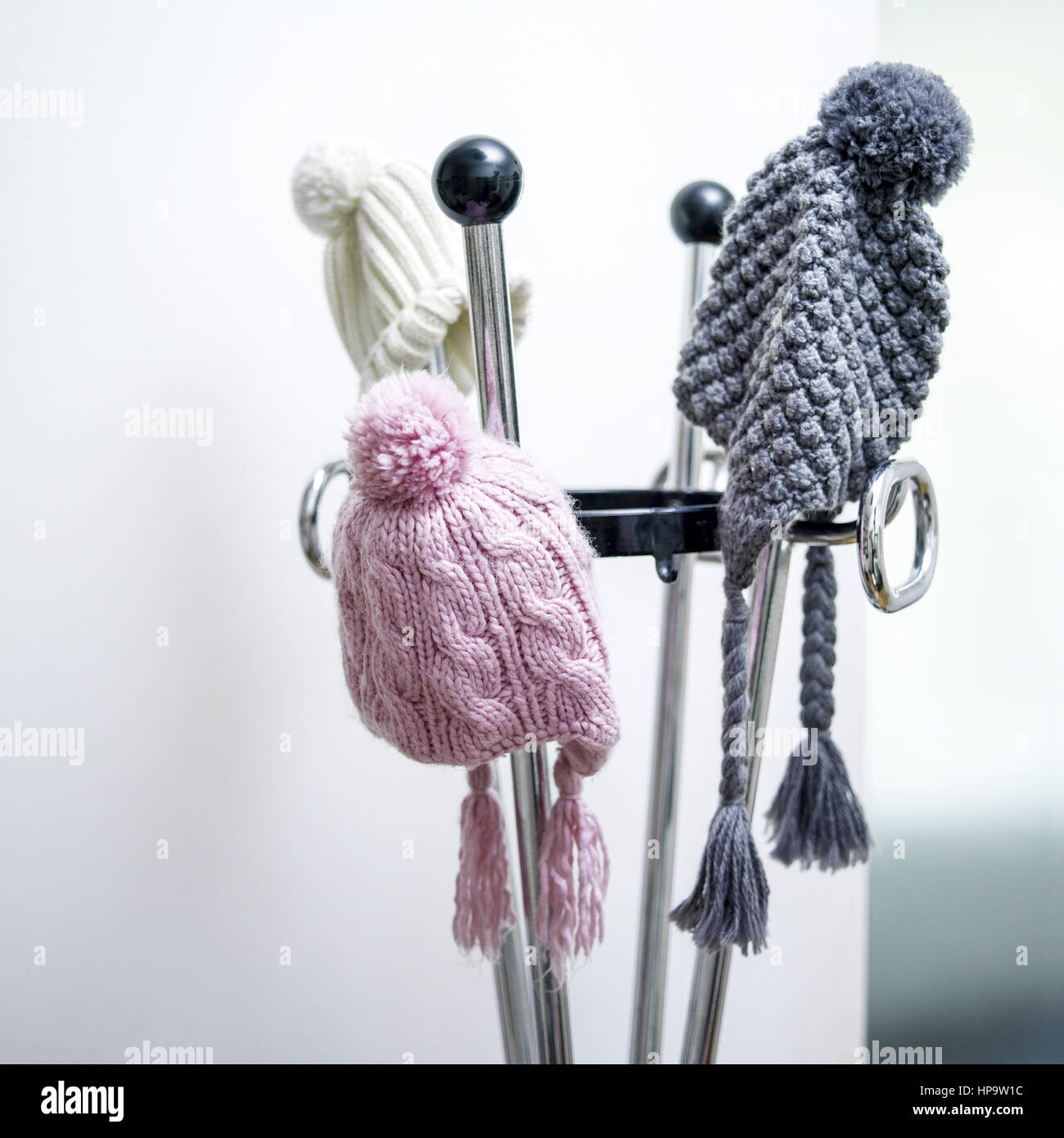 Strickmuetzen haengen an Garderobenstaender Stock Photo