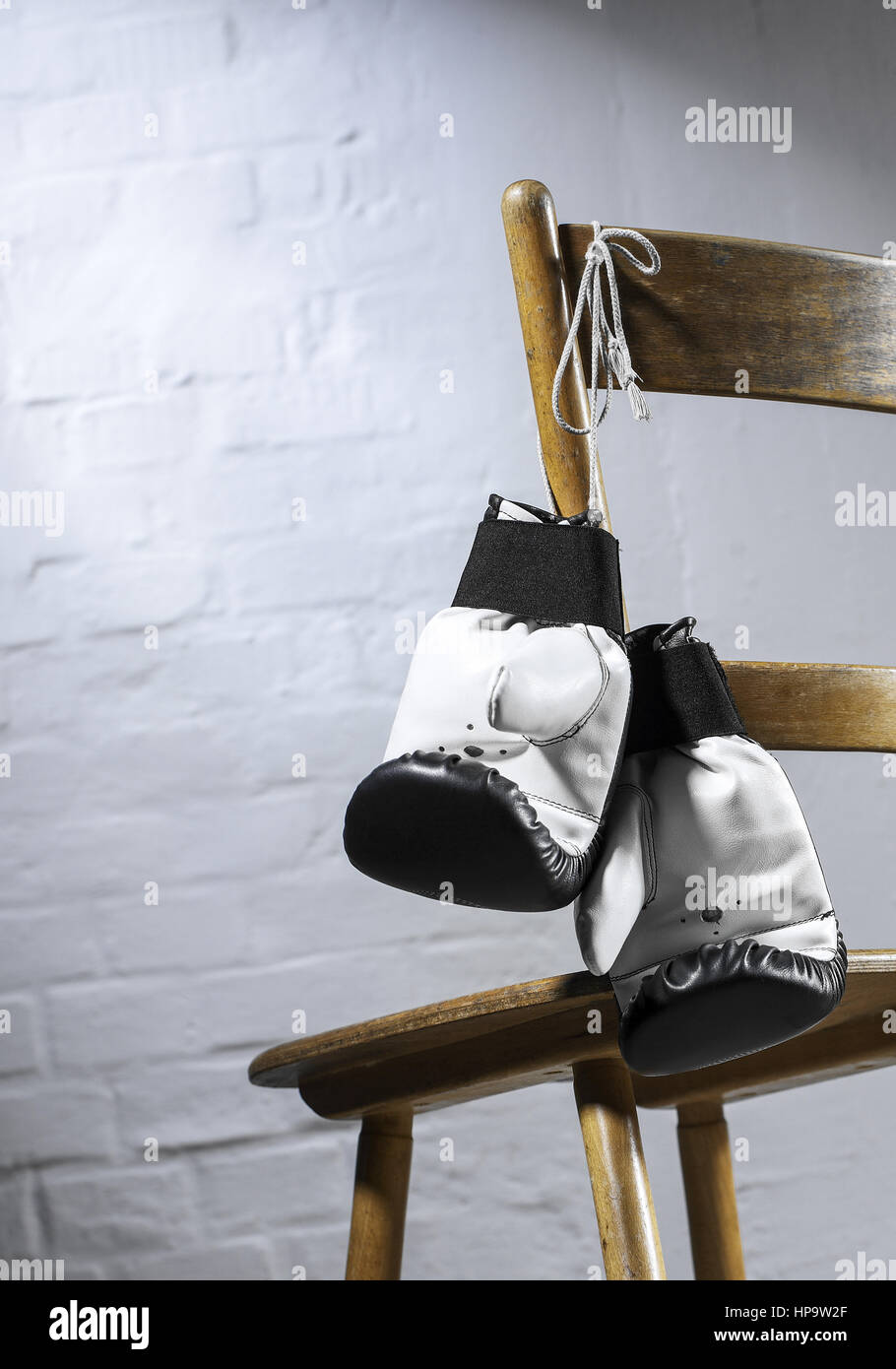 Boxhandschuhe haengen an Stuhl Stock Photo