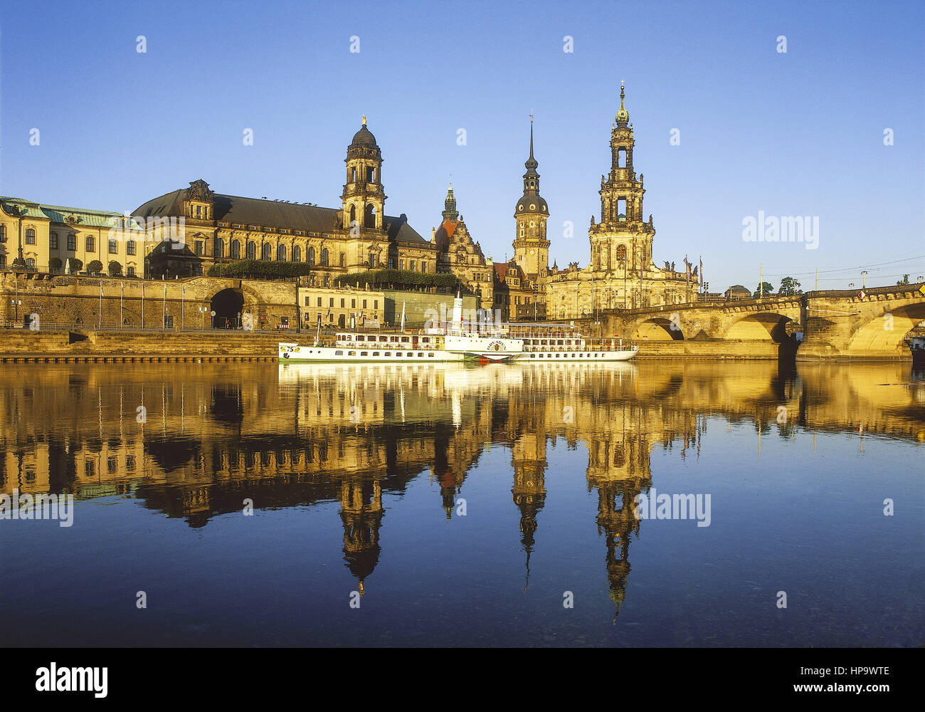 Dresden, Raddampfer Am Elbeufer, Sachsen, Deutschland Stock Photo - Alamy