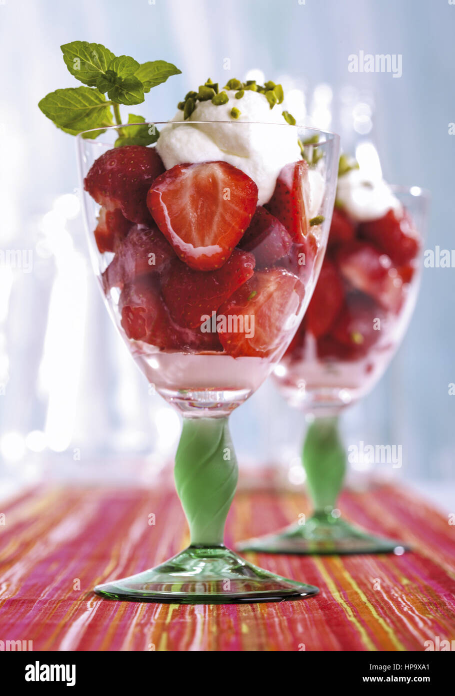 Erdbeeren mit Sahne in Glaesern Stock Photo