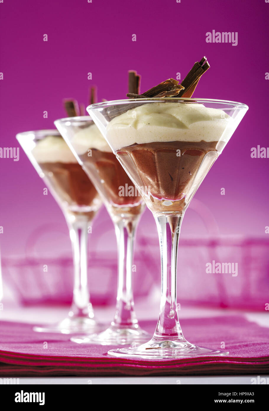 Schokocreme mit Sahne in Glaesern Stock Photo - Alamy