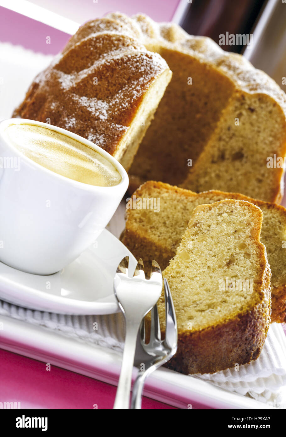 Nusskuchen mit Tasse Kaffee Stock Photo