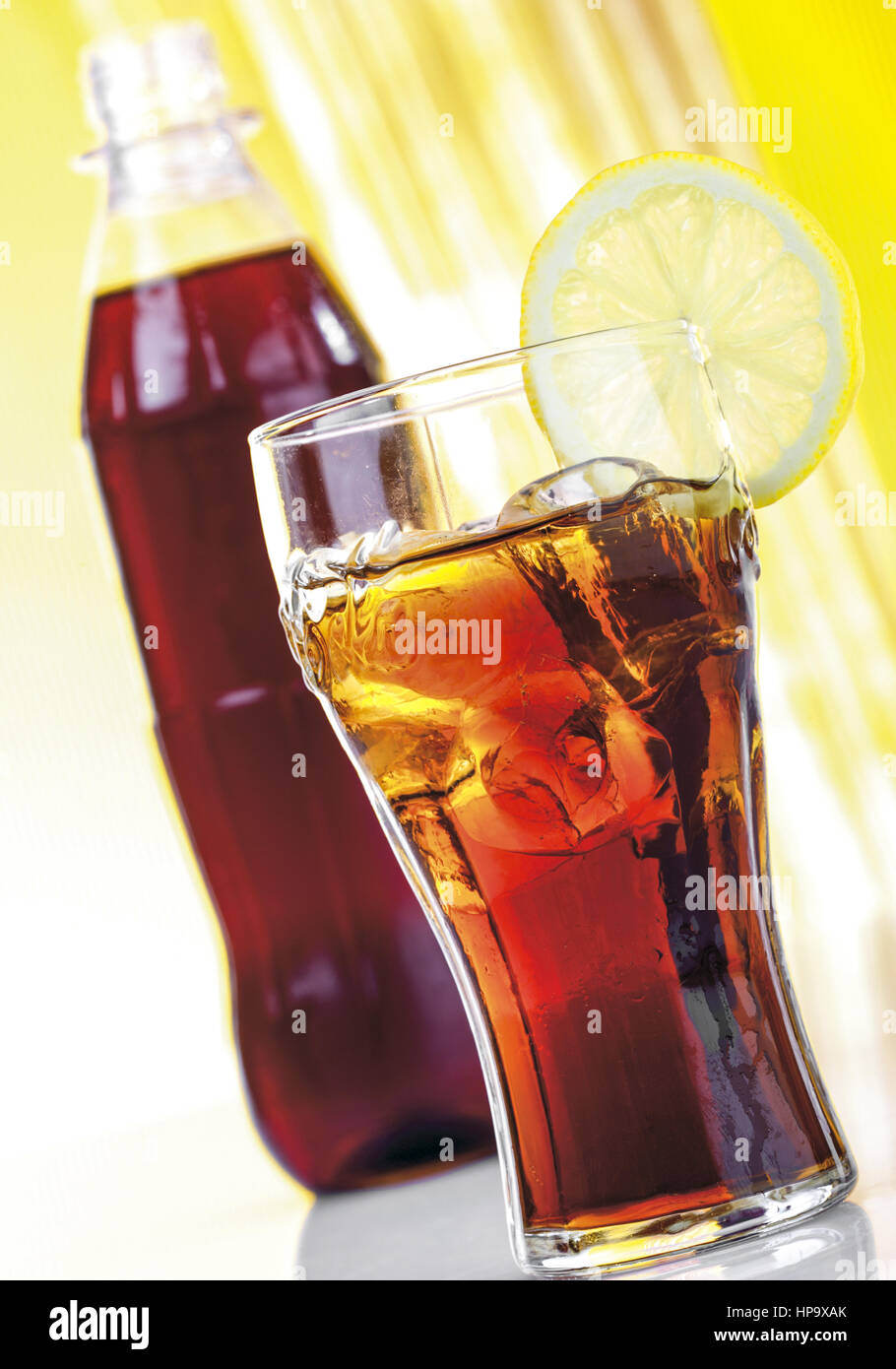 Glas und Flasche Cola Stock Photo