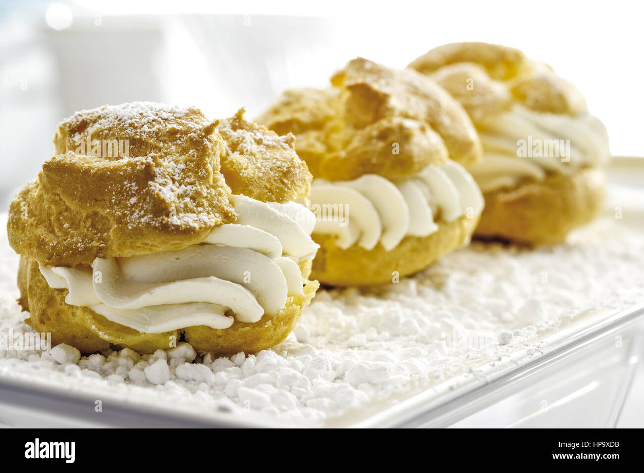 Drei Windbeutel mit Sahne Stock Photo