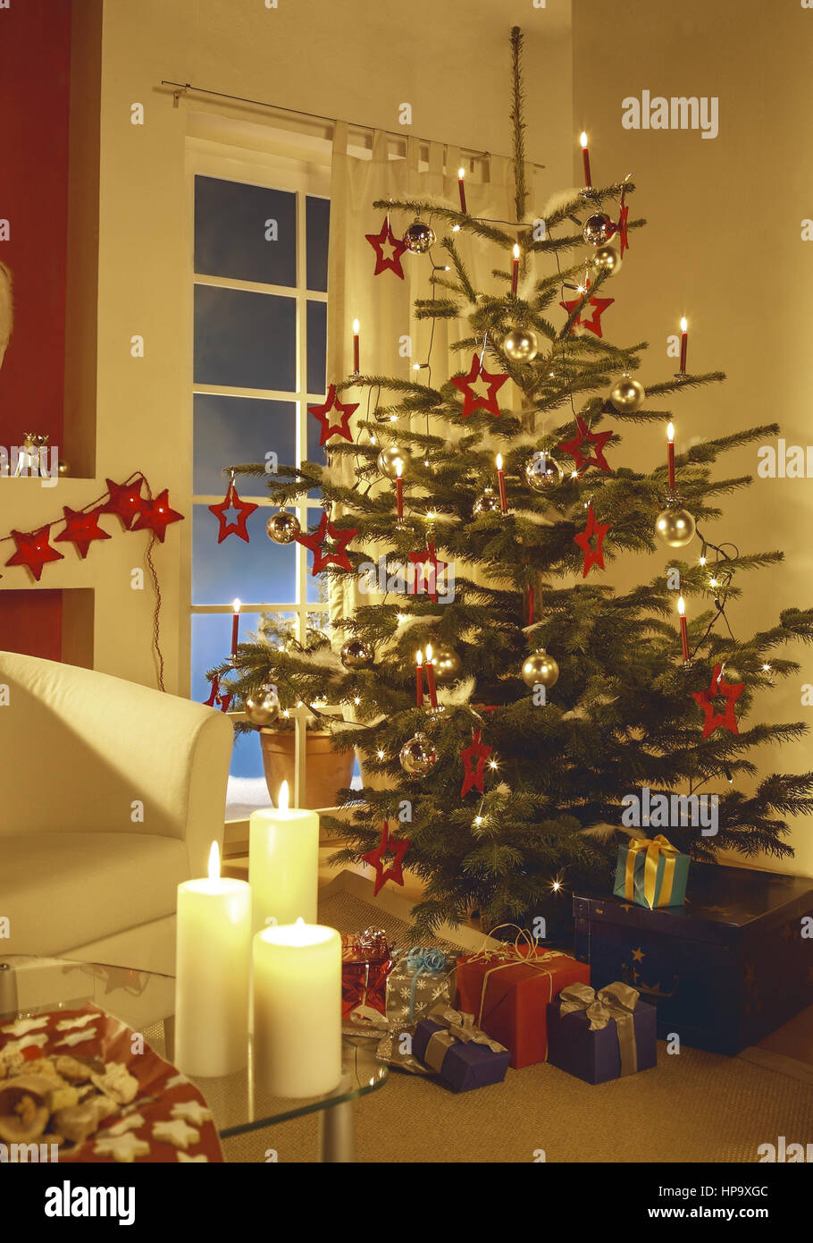 Weihnachtsbaum in Wohnung Stock Photo