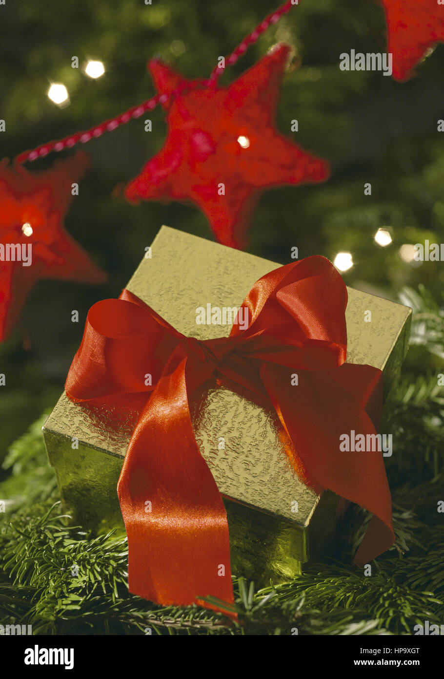 Paeckchen mit roter Schleife, rote Sterne, weihnachtlich Stock Photo