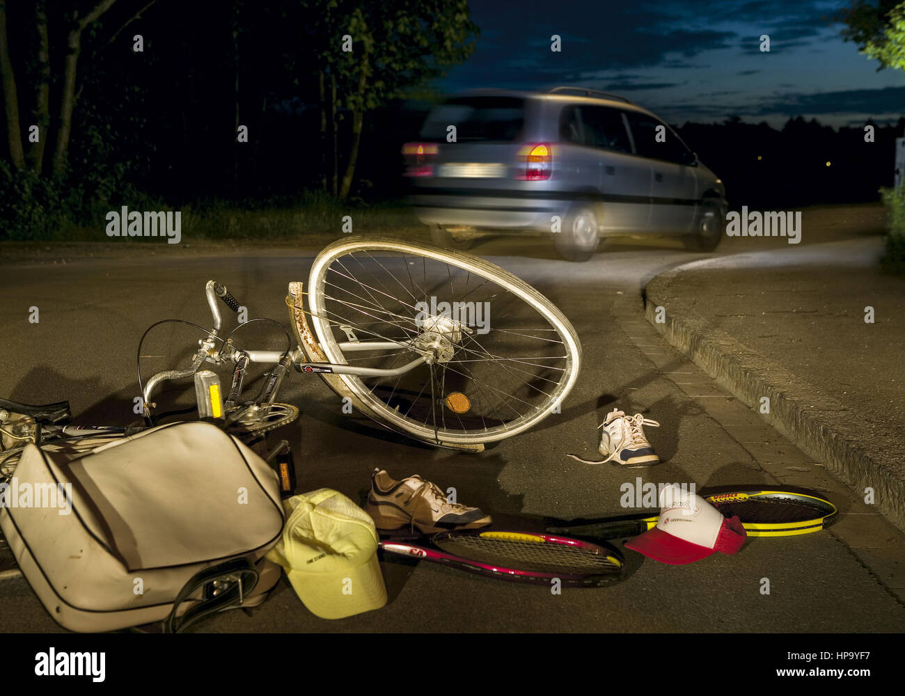 Verkehrsunfall, nachts, angefahrenes Fahrrad Stock Photo