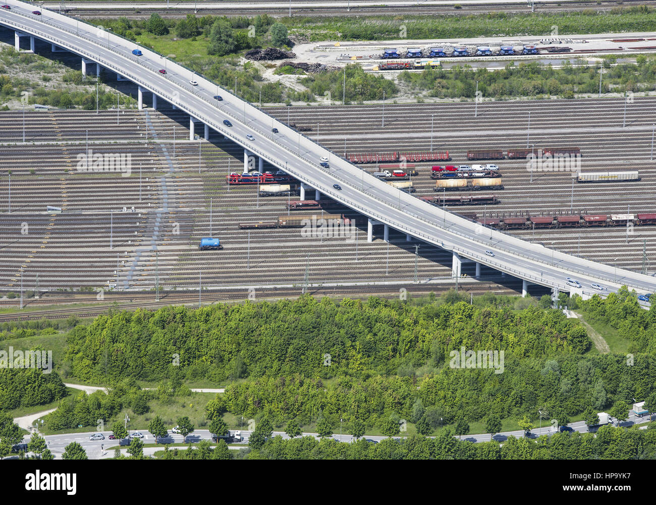 Strassenbruecke ueber Eisenbahnschienen, Luftaufnahme Stock Photo
