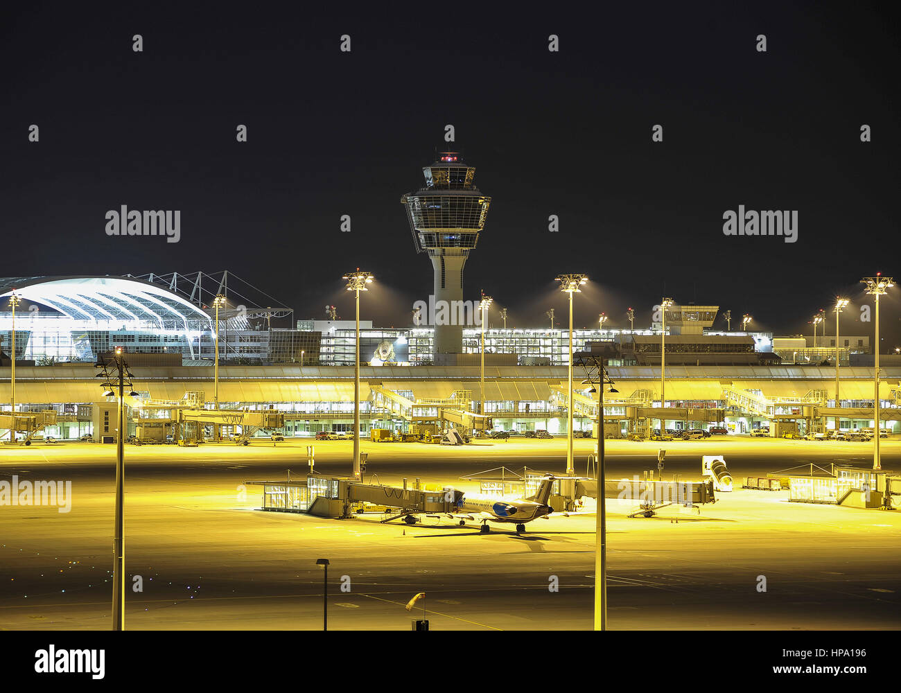Tower und Terminal am Flughafen Muenchen, nachts Stock Photo Alamy