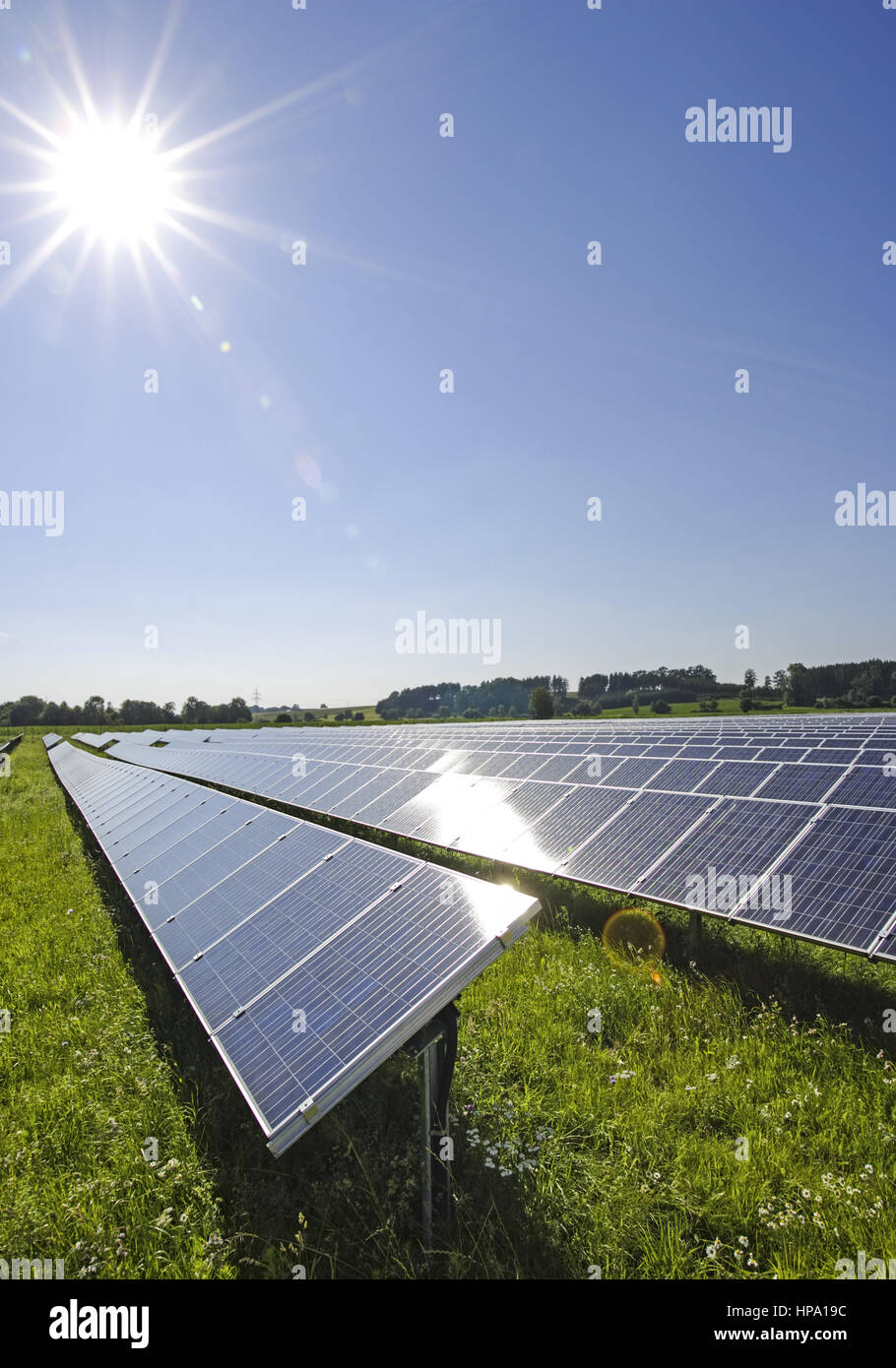 Solaranlage auf freiem Feld Stock Photo