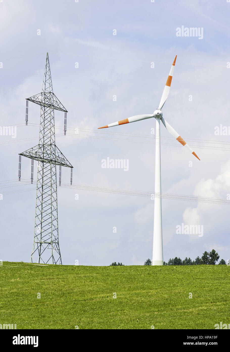 Windkraftrotor neben Hochspannungsmast Stock Photo