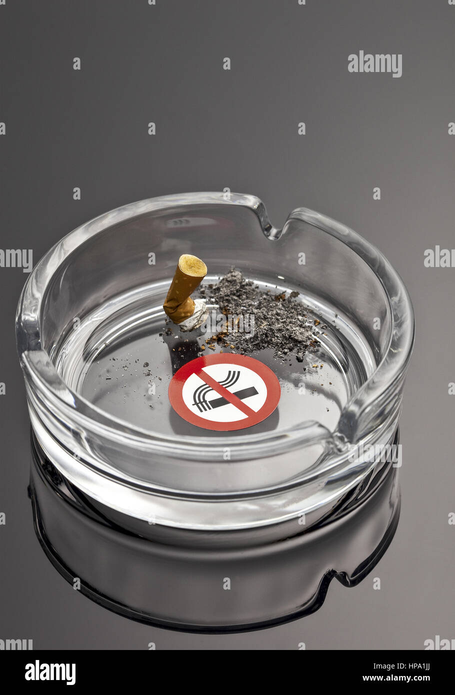 Zigarette in Aschenbecher ausgedrueckt, Verbotszeichen Stock Photo