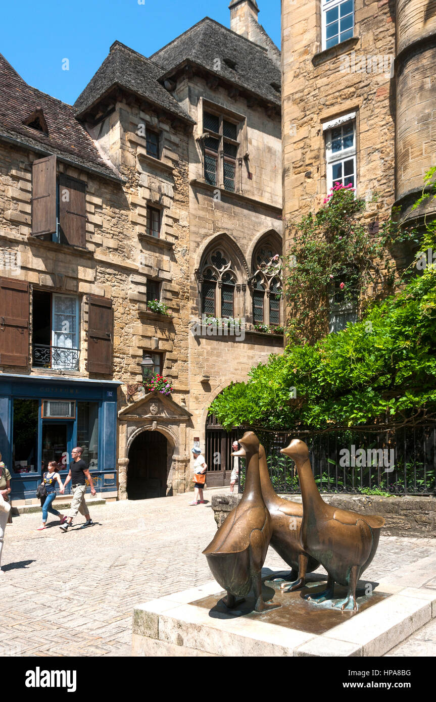 Geese statues hi-res stock photography and images - Alamy