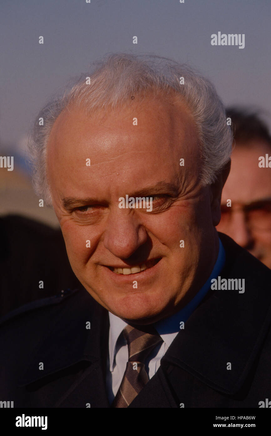Soviet Foreign Minister Eduard Shevardnadze arrives at Andrews Air ...