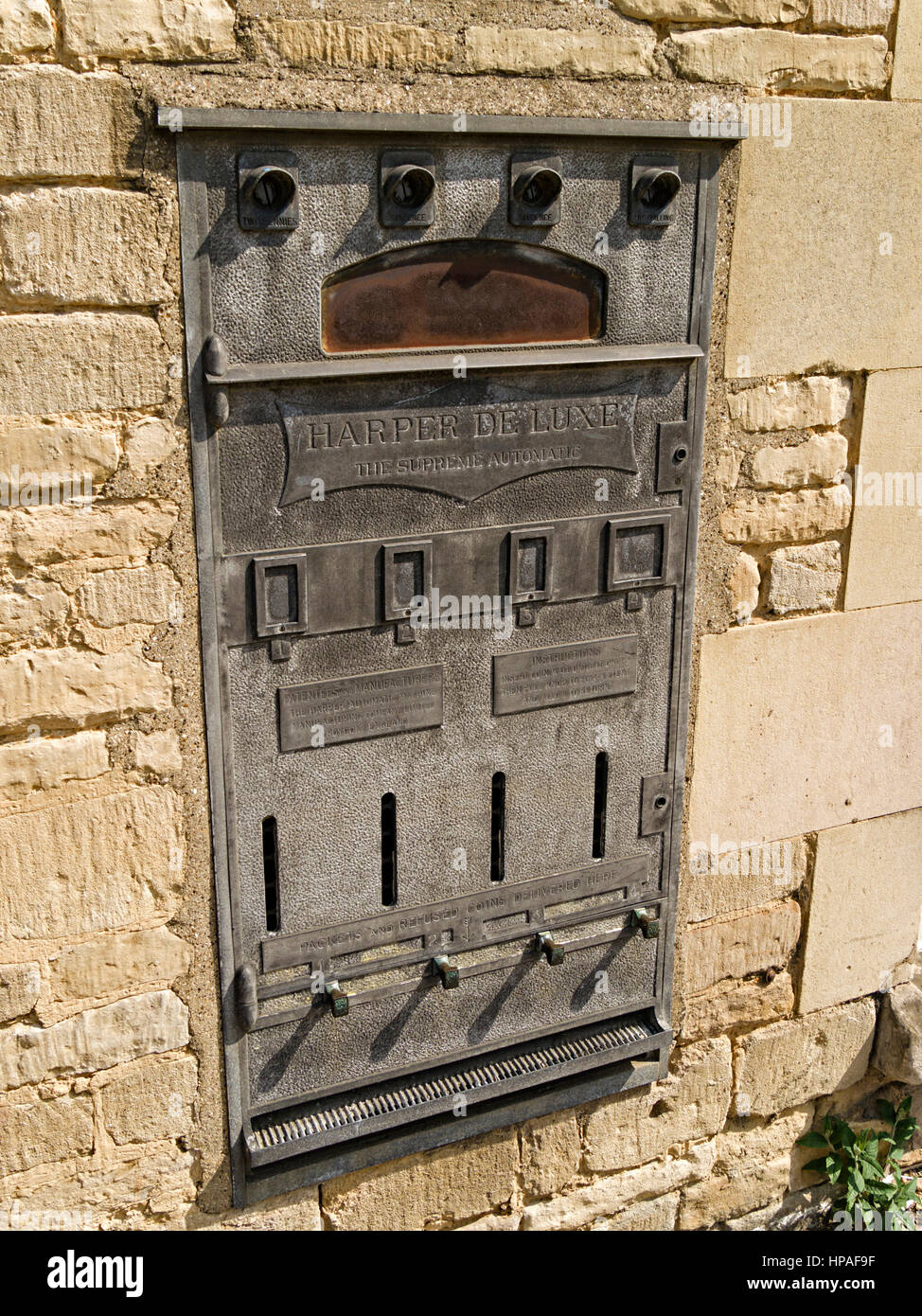 Old Harper De Luxe, wall mounted automatic cigarette vending slot machine, St. Martins, Stamford, Lincolnshire, England, UK Stock Photo