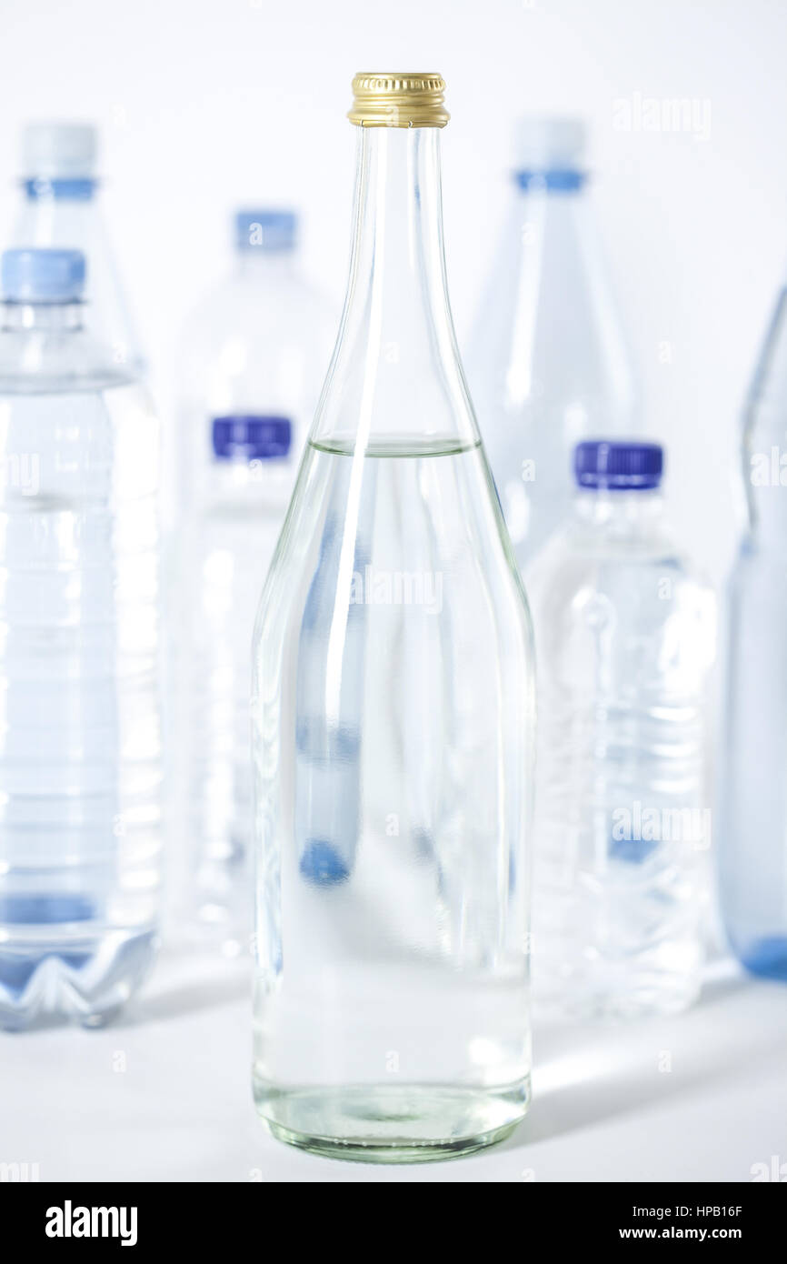 Glasflasche und Kunststoffflaschen Stock Photo