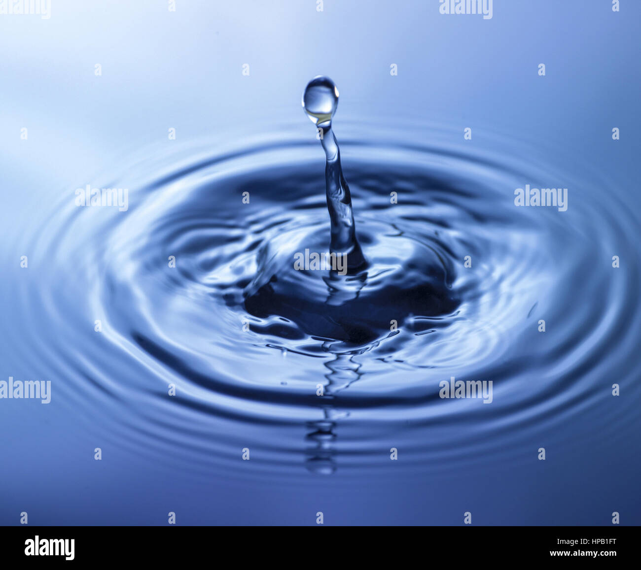 Wassertropfen trifft auf Wasseroberflaeche Stock Photo - Alamy