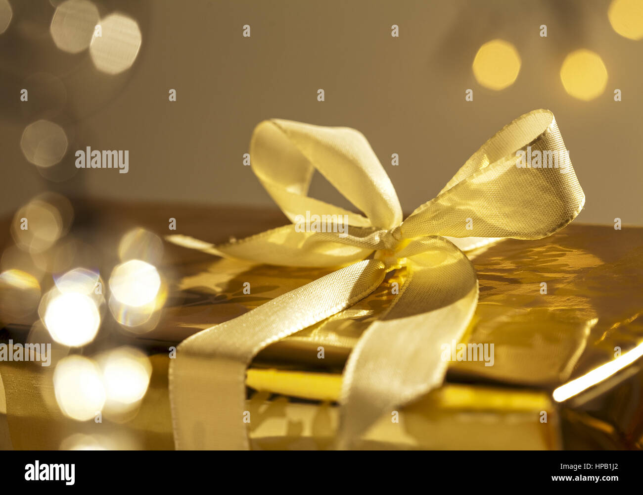 In Goldpapier gepacktes Weihnachtsgeschenk Stock Photo
