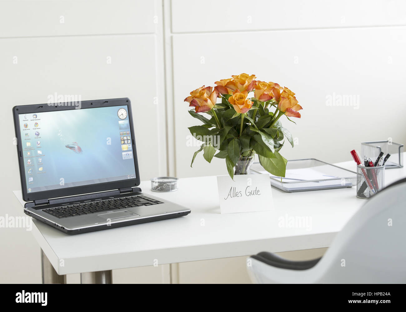 Arbeitsplatz mit Glueckwuenschen Stock Photo
