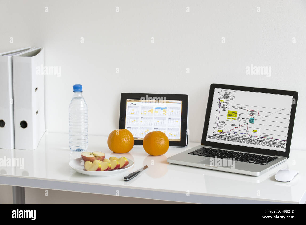 Arbeitsplatz mit Obstteller und Orangen Stock Photo
