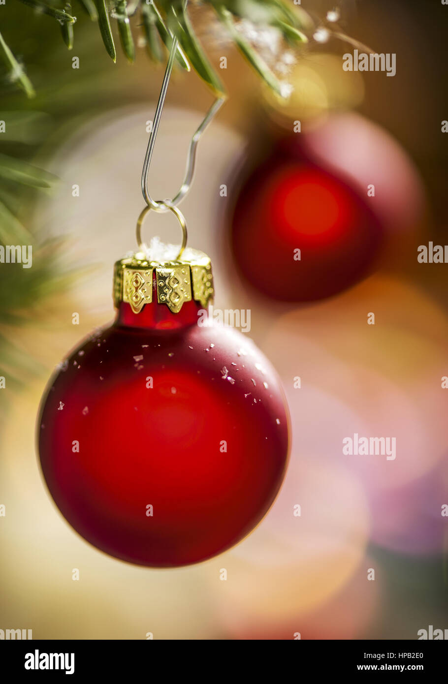 Rote Christbaumkugel an Weihnachtbaum Stock Photo Alamy