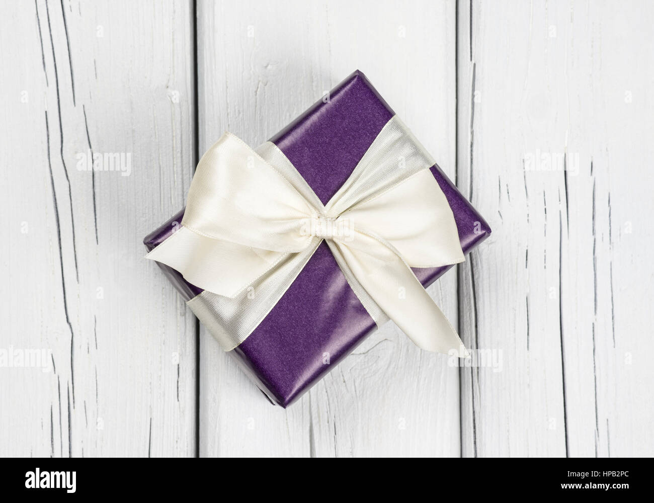 Violettes Geschenk mit weisser Schleife Stock Photo