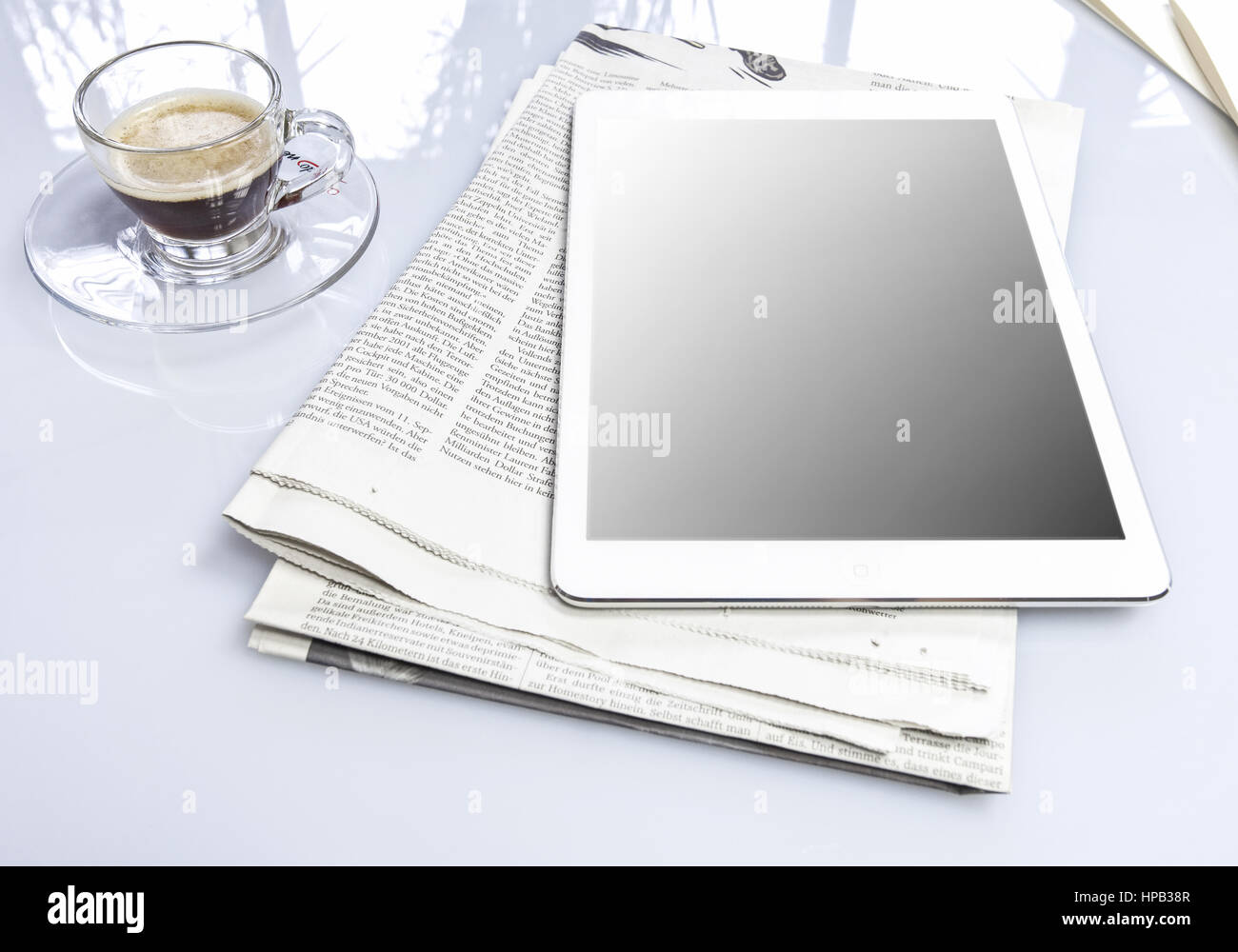 Tablet PC liegt auf Zeitung Stock Photo