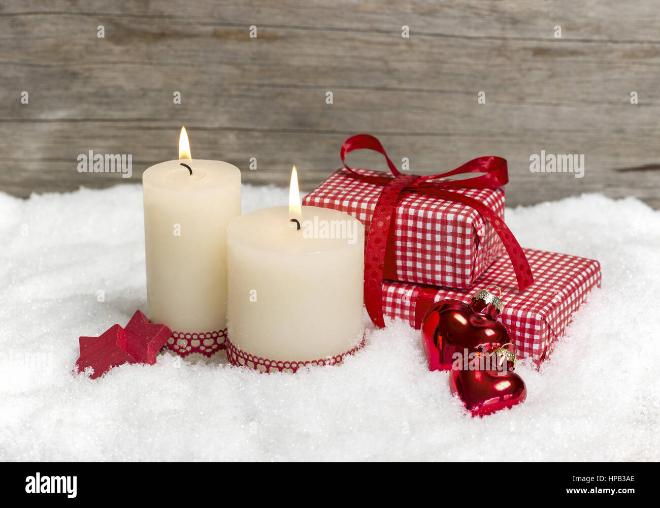 Weihnachtsdekoration, Kerzen mit Geschenkpaeckchen Stock Photo