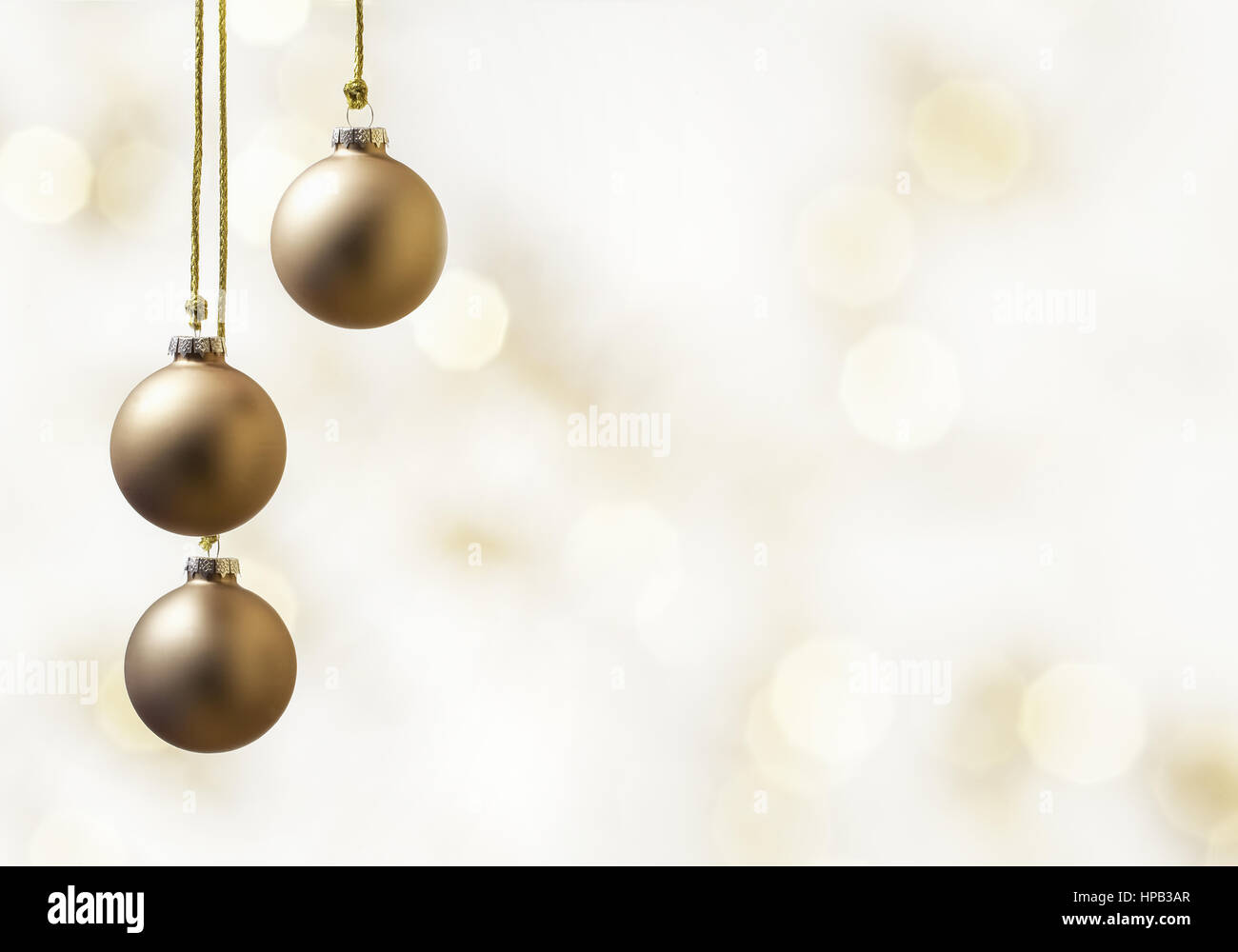 Drei Christbaumkugeln vor hellem Hintergrund Stock Photo