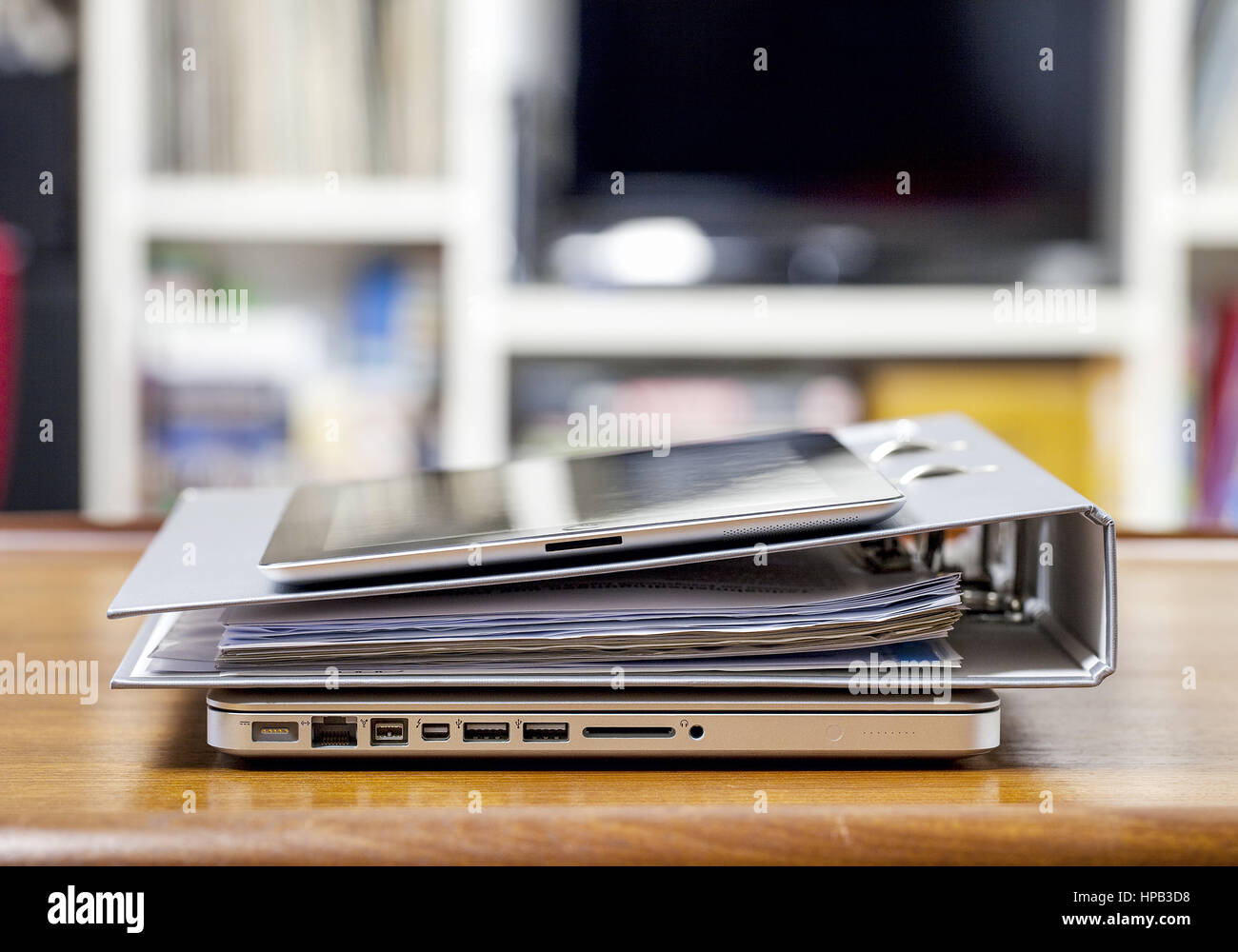 Taplet-PC, Laptop und Aktenordner Stock Photo