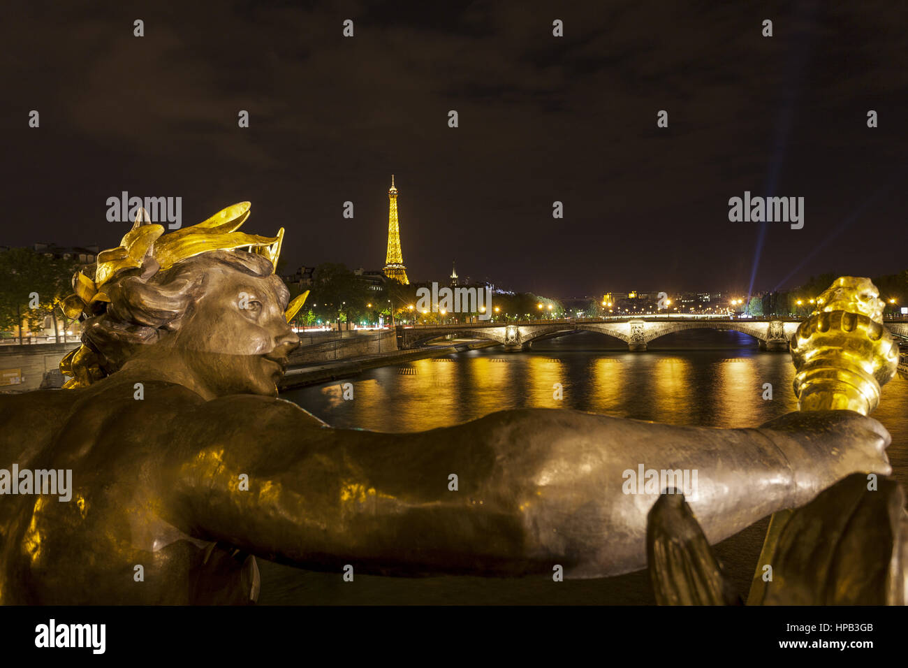 Paris, Frankreich, Bruecke ueber die Seine und Eiffelturm, Nachtaufnahme Stock Photo