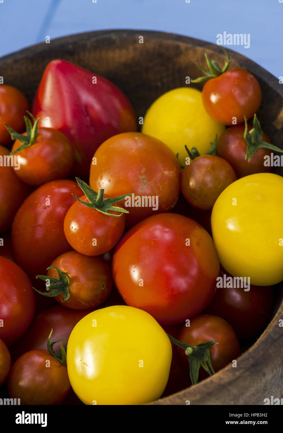 Verschiedene Tomatensorten in einer Holzschale Stock Photo