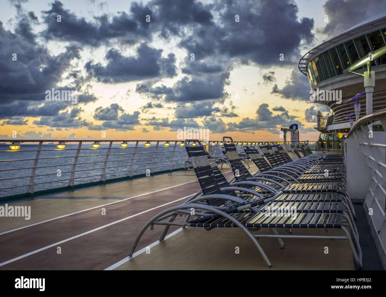 Deck auf Kreuzfahrtschiff, Abendstimmung Stock Photo