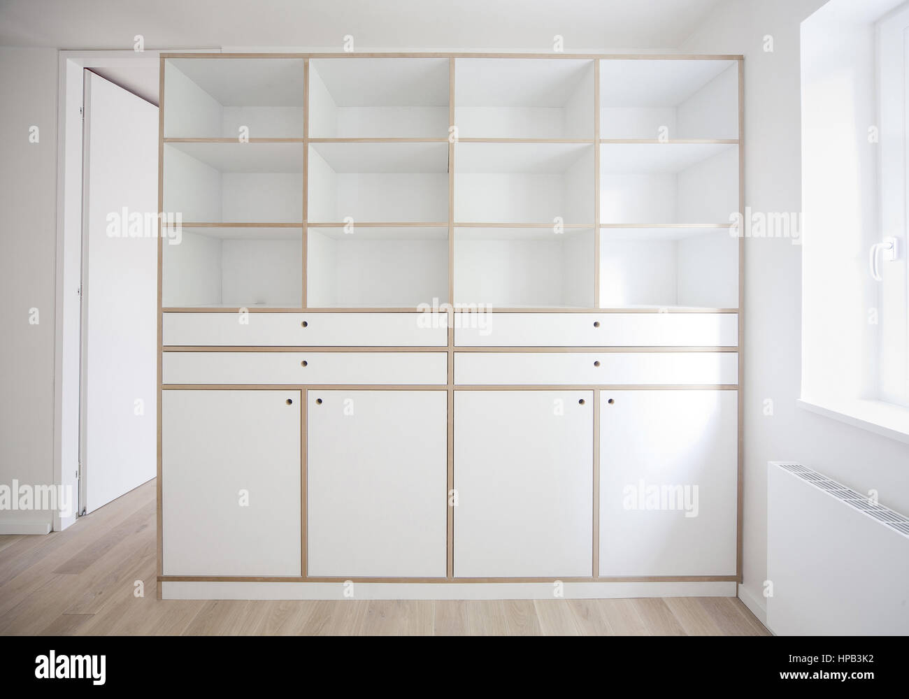 Weisser Wohnraum mit weissem Schrank Stock Photo