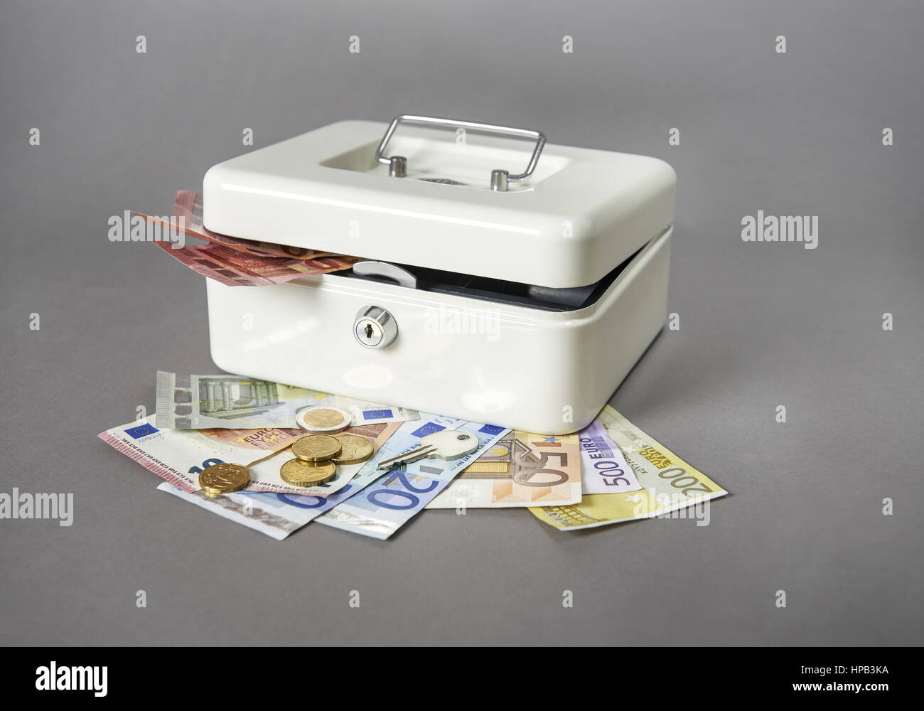 Weisse Geldkassette mit Euro Geldscheinen und Muenzen Stock Photo