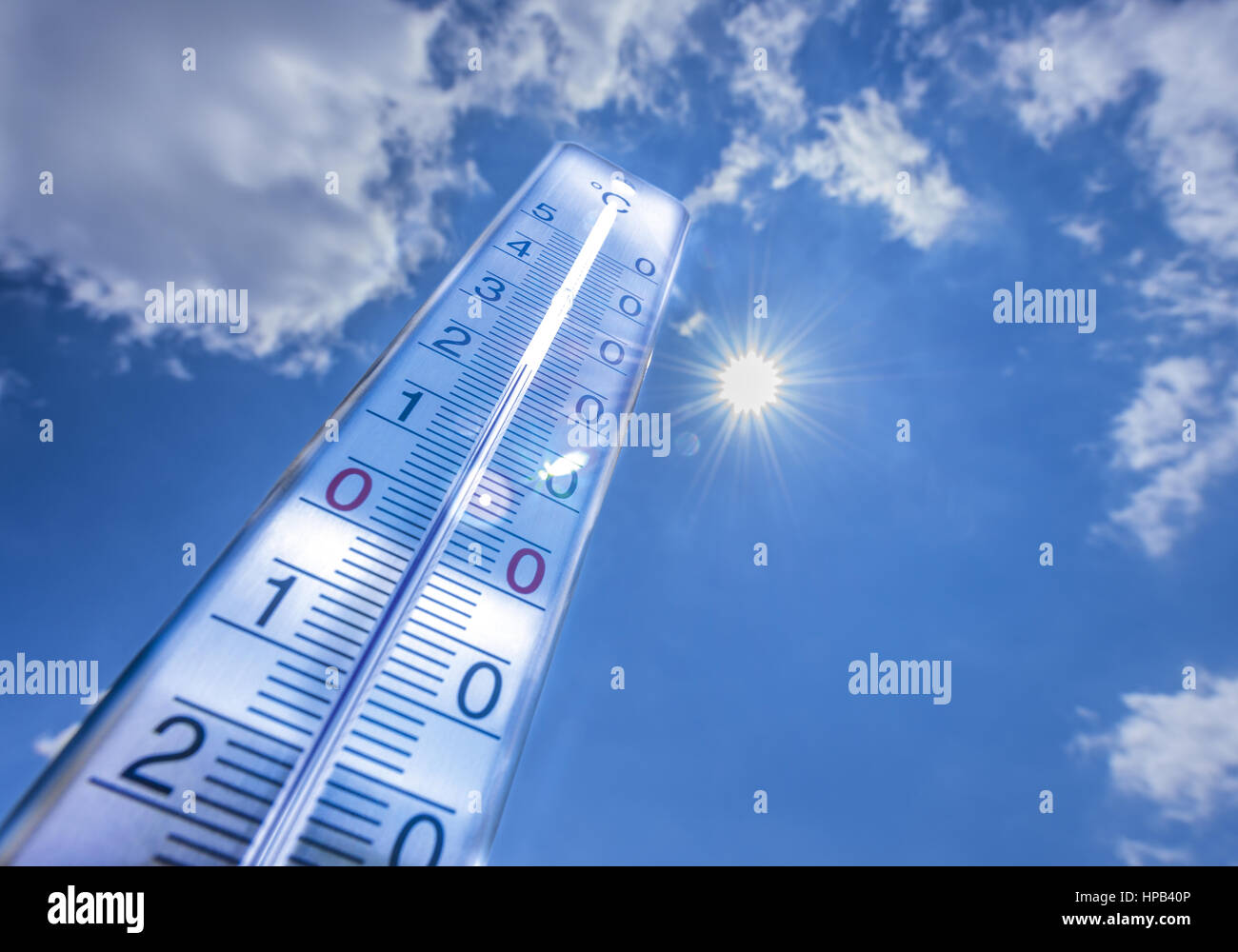 Thermometer vor blauem Himmel Stock Photo
