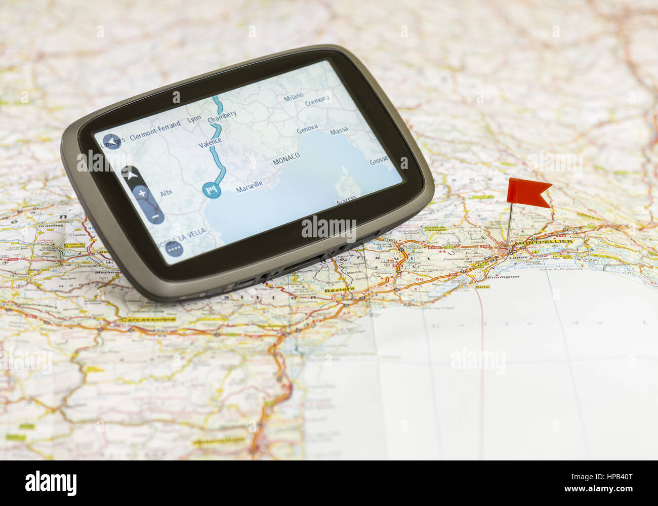 Navigationsgeraet auf einer Landkarte Stock Photo