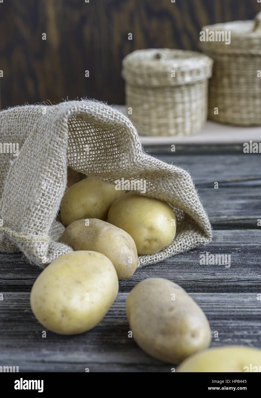 Kartoffeln und Jutesack, Studioaufnahme Stock Photo