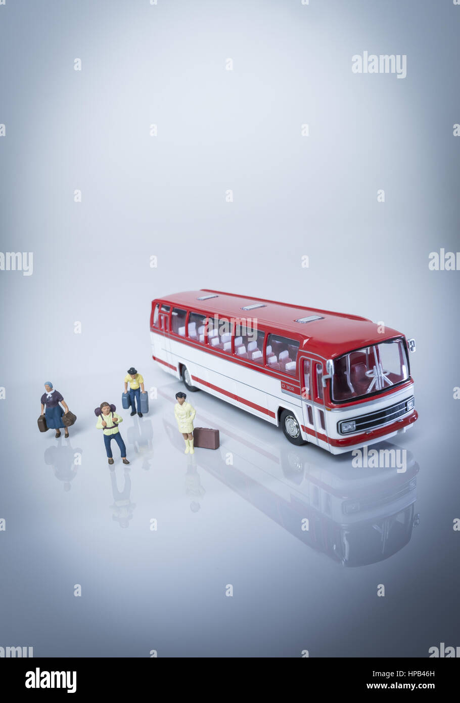 Modell-Autobus mit Passagieren Stock Photo