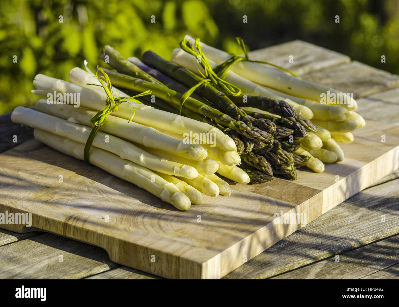 Gruener und weisser Spargel Stock Photo Alamy