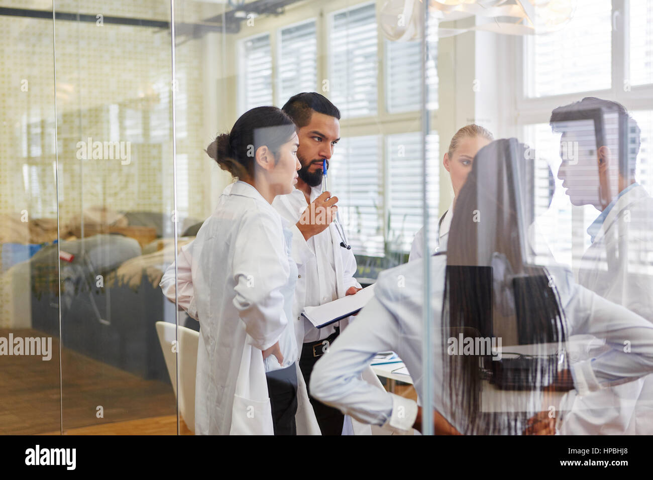 Doctors and nurses team meeting hi-res stock photography and images - Alamy