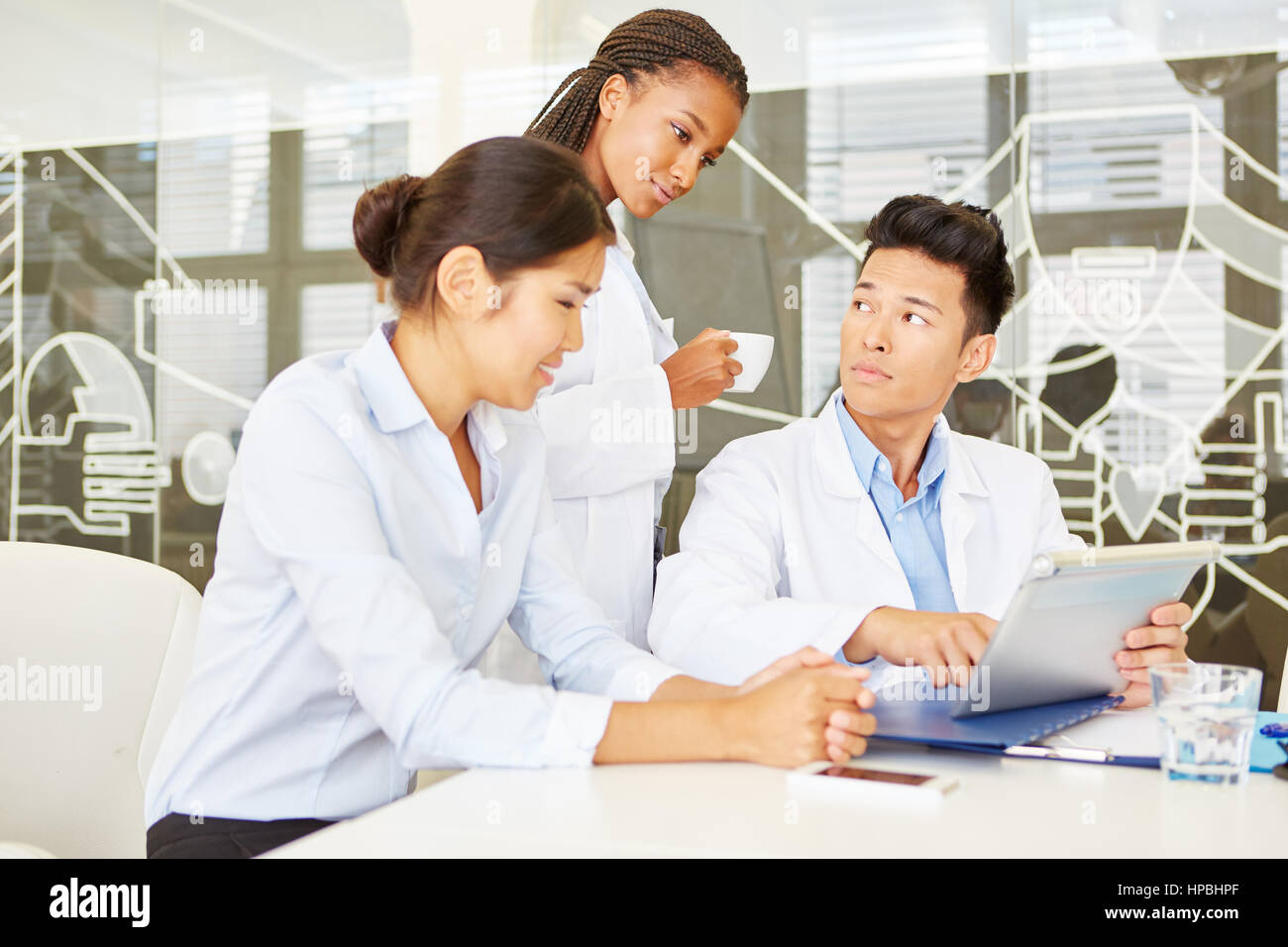Doctors working together hi-res stock photography and images - Alamy