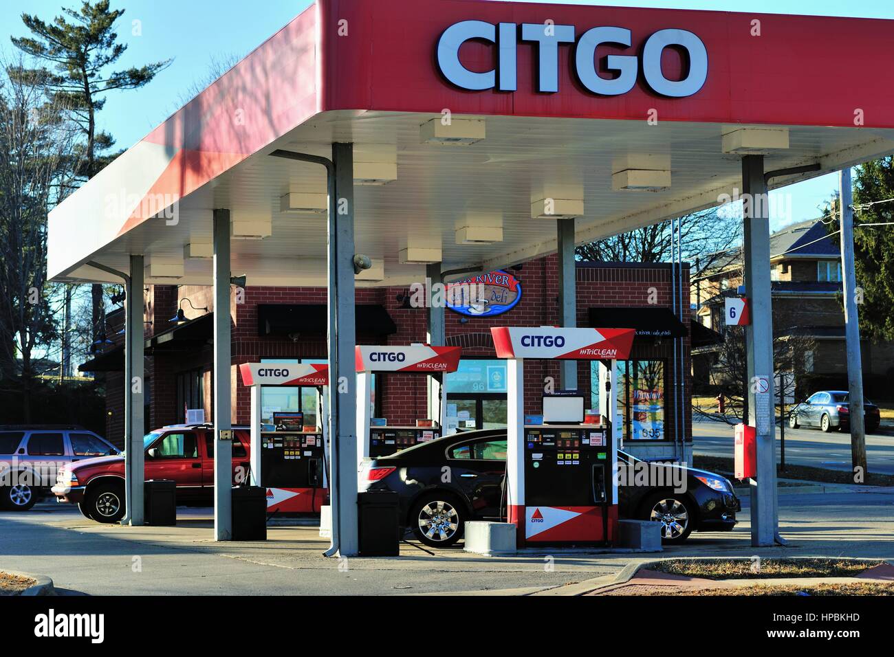 Vehicles being refueled at a service station in South Elgin, Illinois, USA. Stock Photo