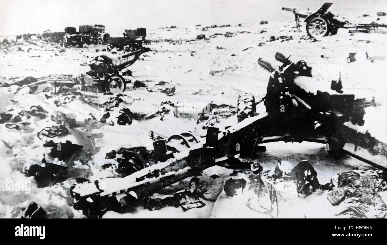 Dead soldiers of German Wehrmacht and smashed war machines pictured near Stalingrad, Soviet Union, between September 1942 and February 1943. Fotoarchiv für Zeitgeschichte | usage worldwide Stock Photo