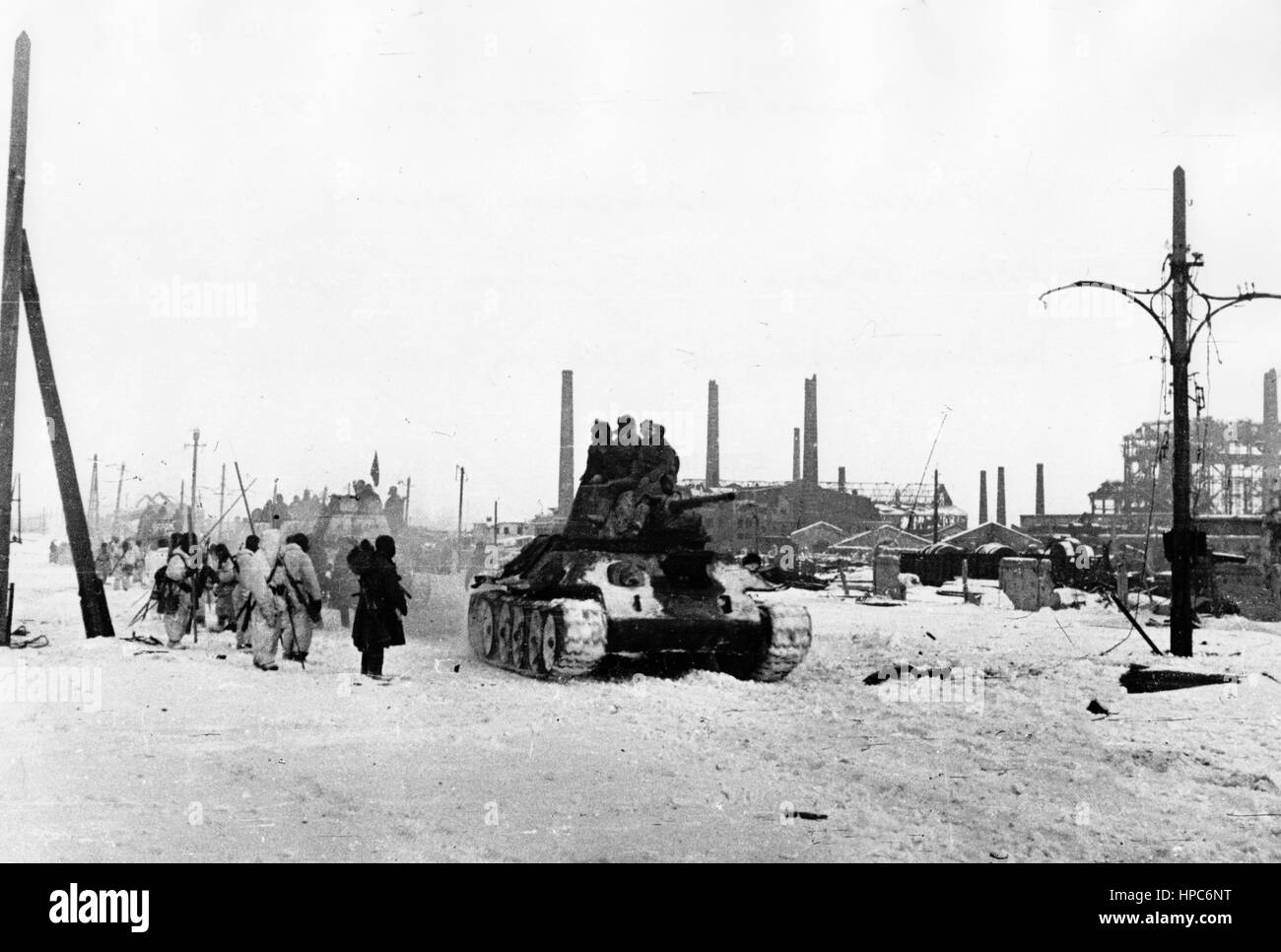 Soviet tank troops of the Don Front meet with the 62nd Army in Stalingrad, Soviet Union, 26 January 1943. Fotoarchiv für Zeitgeschichte | usage worldwide Stock Photo